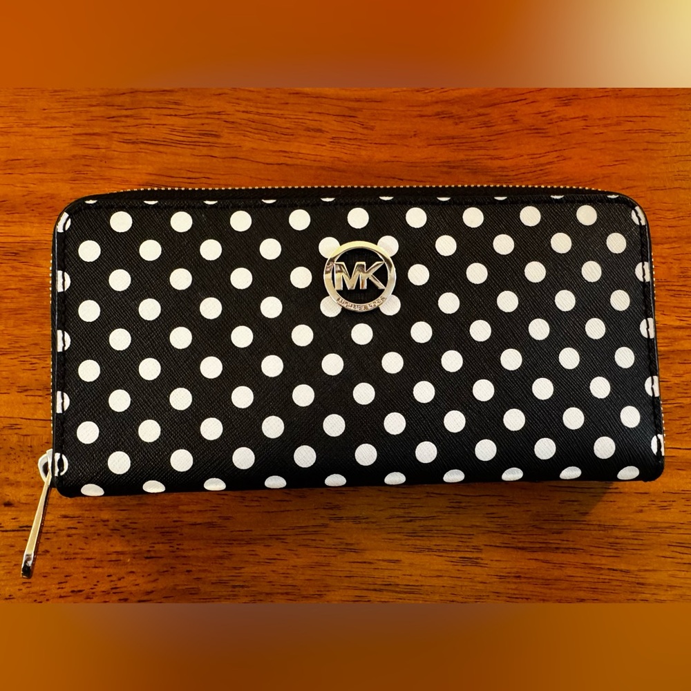 Michael Kors polka dot EUC zip wallet